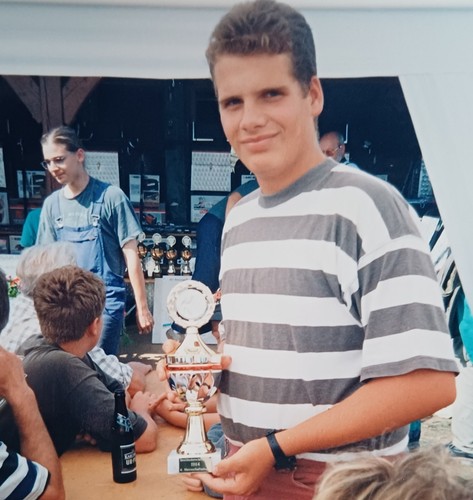 Junger mann mit sport pokal - junger,