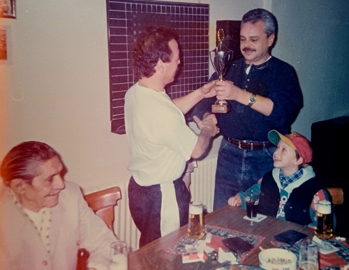 Mann bekommt sport pokal - mann,